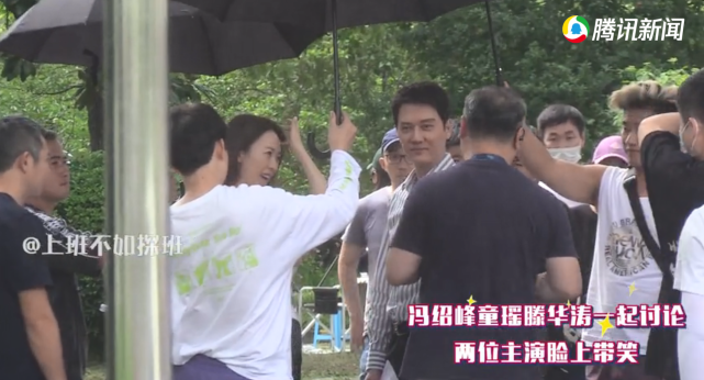 和赵丽颖离婚后冯绍峰拍戏与童谣牵手拥抱表情可爱小肚腩抢镜