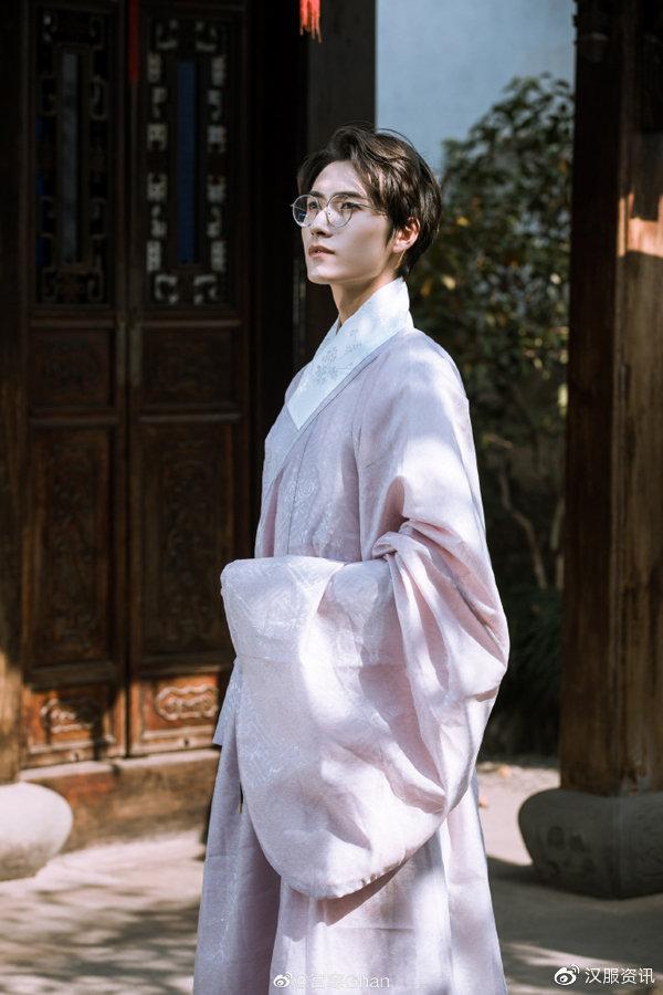 冬季穿搭汉服拍照男模,冬季穿搭汉服拍照男模图片