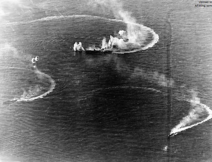 瑞鹤号(zuikaku)在两艘秋月级驱逐舰的保护下进行防空机动