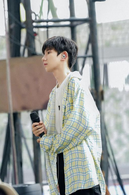 易烊千玺玊尔演唱会你曾是少年 a95c58ef511544b4261dac864890013698bdbef2.png