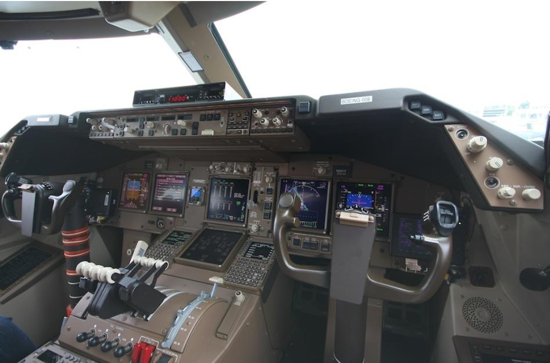 在升级版驾驶舱的777x上面,波音还搞出了触摸屏等一些黑科技.