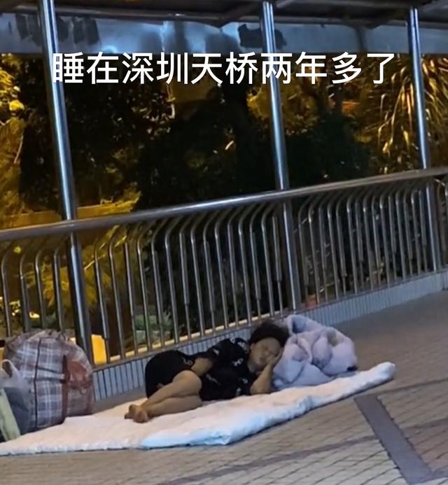 最终也被父母放弃了 快一个月过去了,流浪女孩阿清仍然睡在深圳的天桥