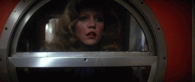 堪比希区柯克的悬疑经典,隔着屏幕都能闻到危险的味道