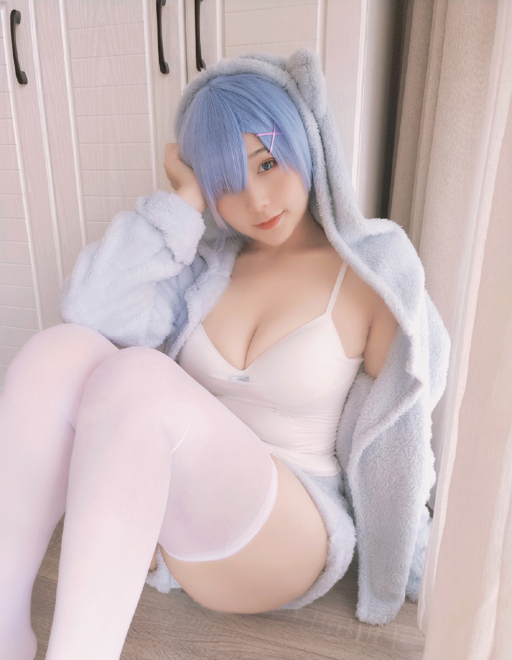 性感白嫩蕾姆cosplay撩人写真