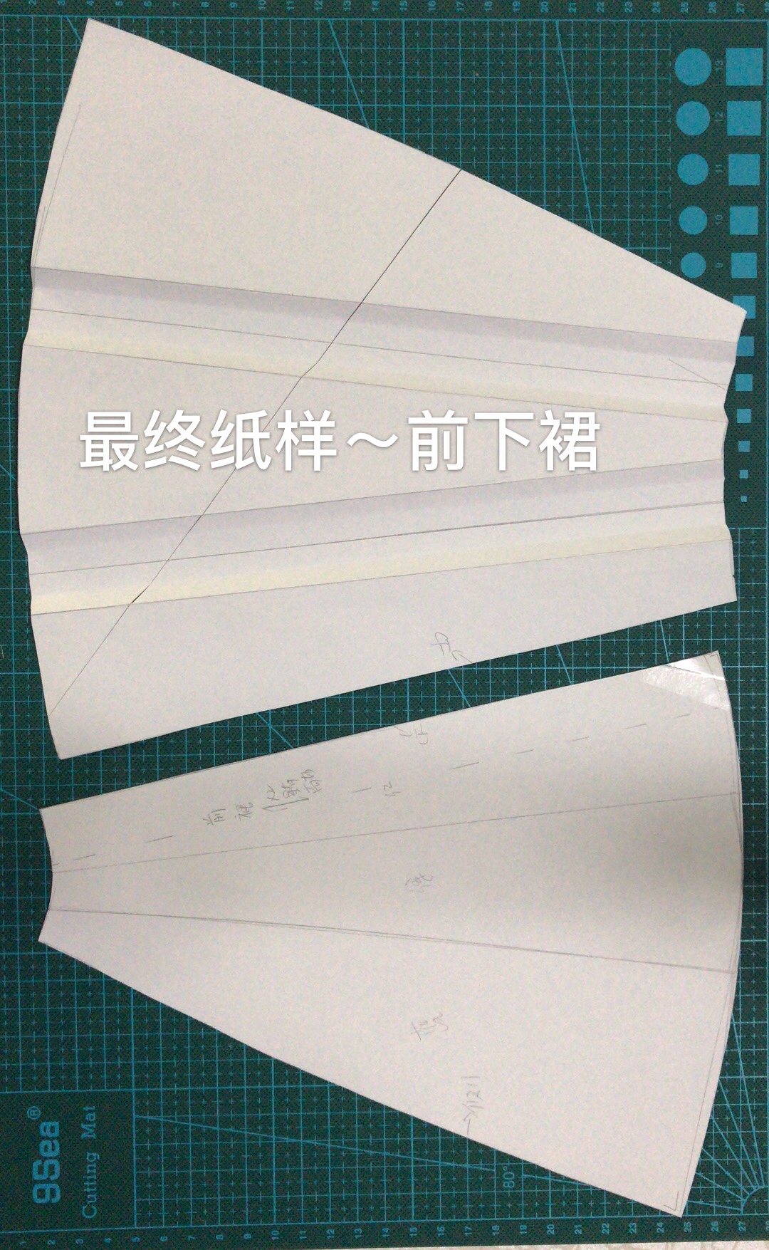 然后将连腰封的下裙一起铺上人台实验初版纸样的效果 以上,就是本周