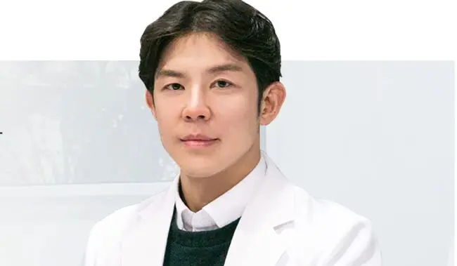 罗贝儿的主刀医生金某　　整容业已然成为了韩国经济的名片之一，人