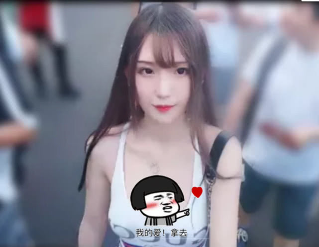 腐团儿只身一人来到嘉年华现场,粉丝盯着腐团儿"泳衣"