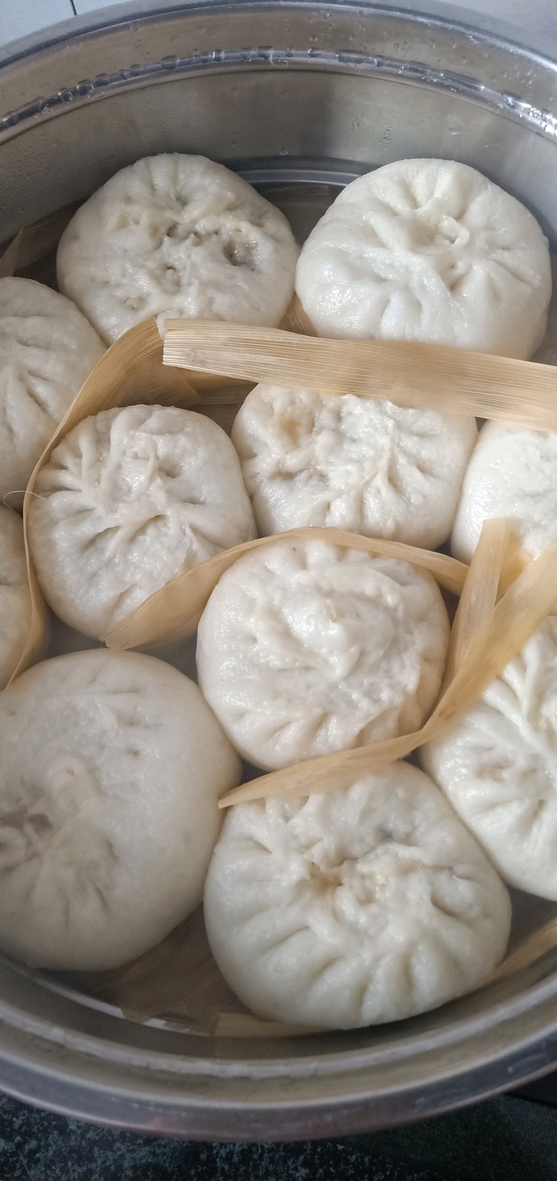 午饭:我爱包子 三个白菜胡萝卜香菇木耳包子(超好吃!)