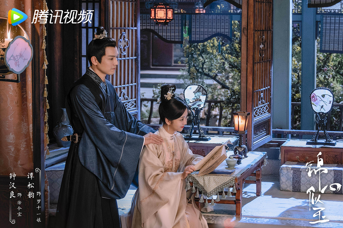 谭松韵,钟汉良《锦心似玉》最新剧照,俩人"额头吻"太甜了!