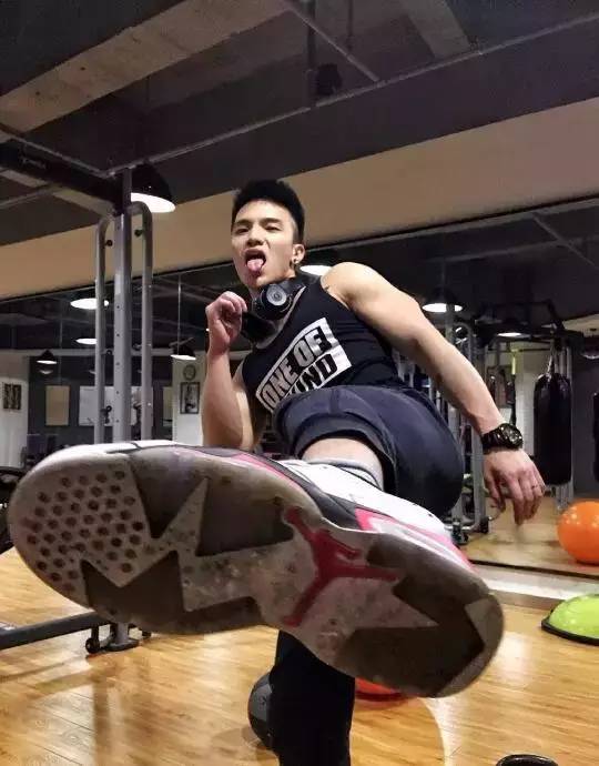 肌肉小哥颜值爆表刷爆朋友圈, 长腿男神了解一下!