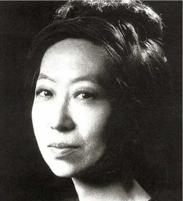 年轻时的桑弧也因为胡兰成的关系,张爱玲成为了与汪精卫妻子,陈碧君