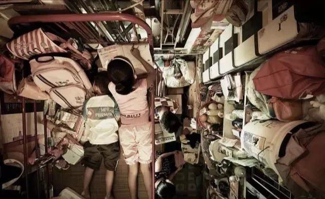 香港穷人的心酸挤在天价棺材房里被比喻住的还没有猪宽敞