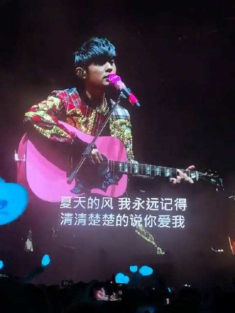 歌曲,把风一直吹到了今天: "夏天的风/我永远记得/清清楚楚地说你爱我
