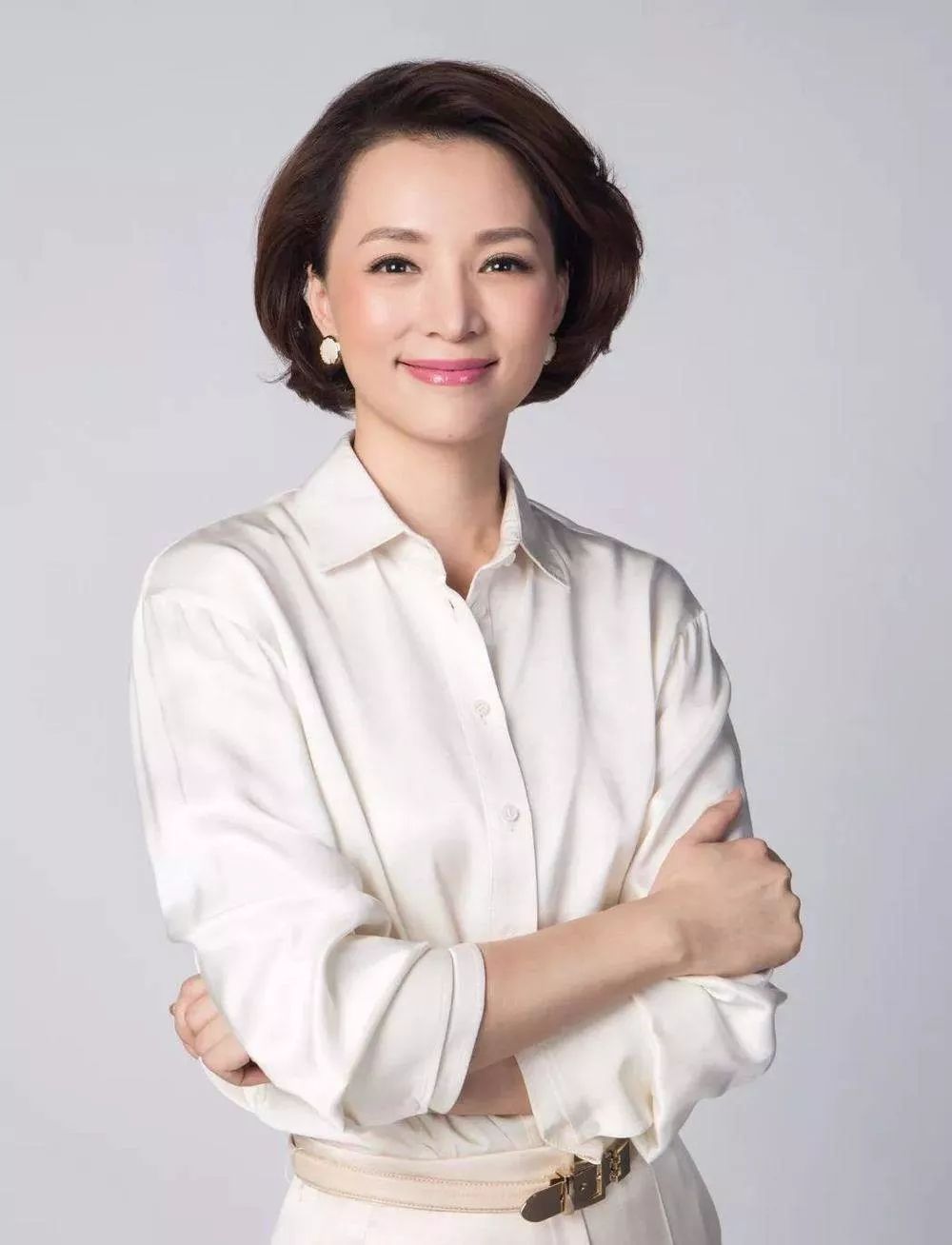 董卿一分钟的点评火上热搜,敢于撕掉身份标签,她不只是春晚一姐
