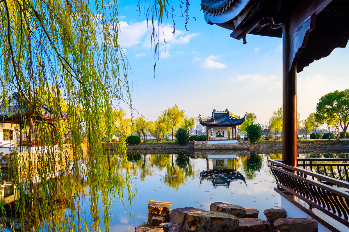 蠡园位于无锡市风光秀美的蠡湖之滨,是国家重点名胜区"太湖"