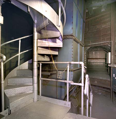 废弃后升降梯被拆除,在原电梯井安了紧急楼梯,目前可以通过隧道/紧急