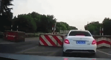 搞笑gif图:第一次洗车有什么需要注意的吗?