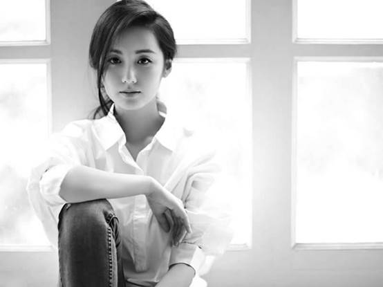 女明星横店吃火锅与富豪相遇,求婚到结婚只17天,今37岁宠成公主