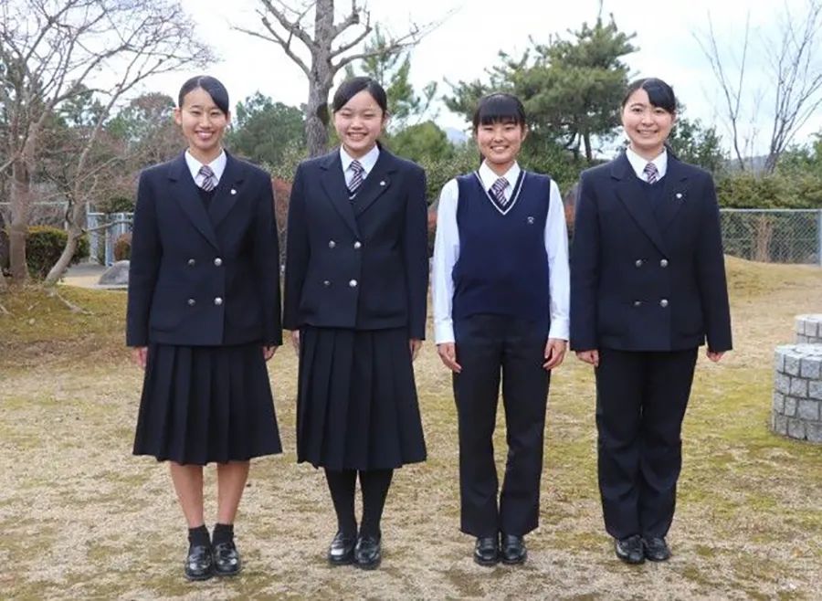 日本校服开始不分男女男生也能穿上裙子