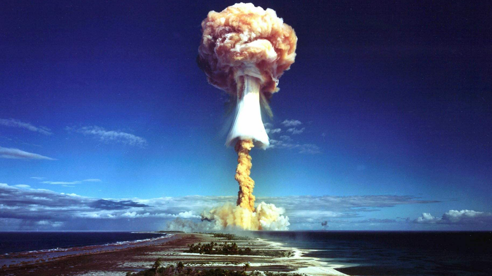 图为氢弹爆炸后产生的巨大蘑菇云