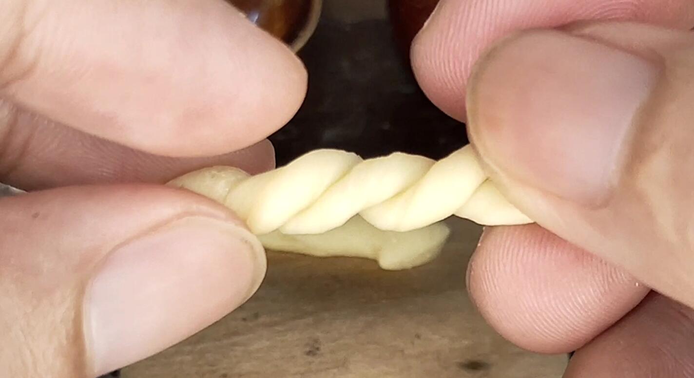 手把手教你做麻花,1元成本搞定,家里的小孩特别爱吃