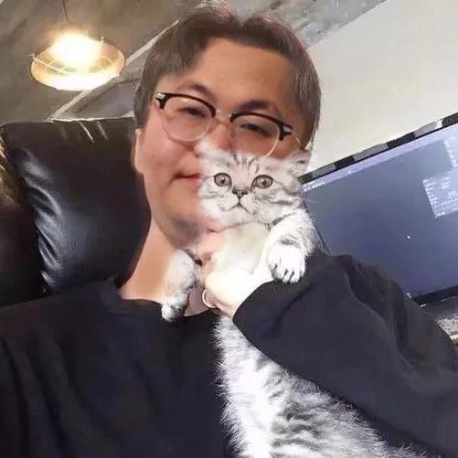 可是当他换上弟弟的假发时整个人的气质都变了(眼镜腿?