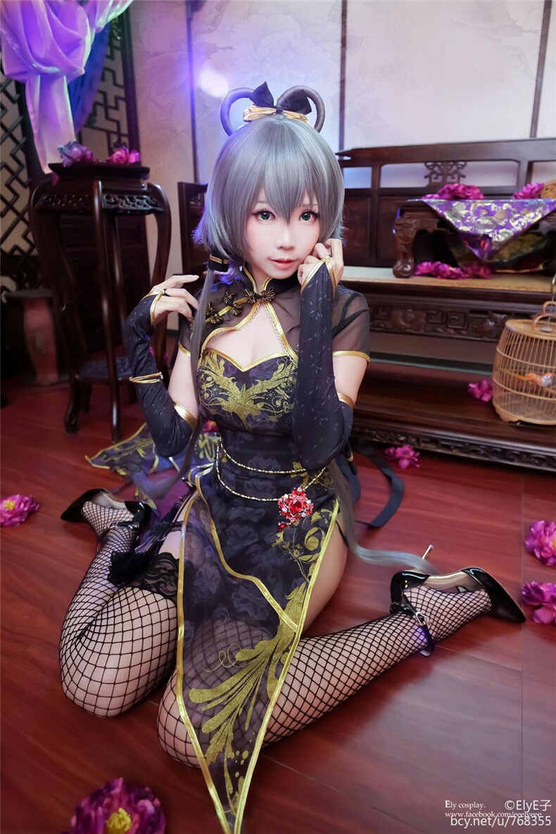 可爱萌妹子洛天依金丝雀cosplay