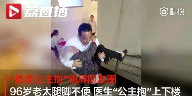 前两天,一条"妈妈患癌,爸爸留下100元后自缢身亡12岁男孩辍学养家"的