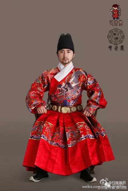 戏服里褶子上的纹样有两类:有花纹绣在褶上称"花褶子",如一般文武生