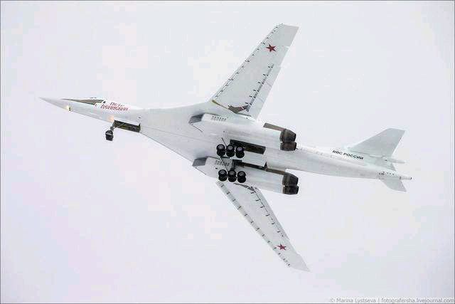 图-160轰炸机由苏联图波列夫设计局(Туполева或tupolev,现