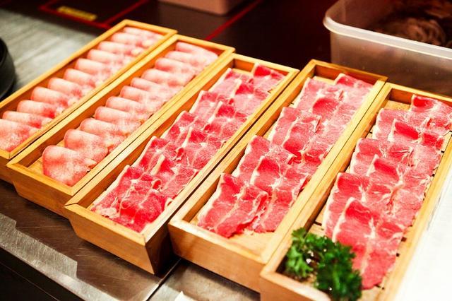 牛五花肥瘦相间,高温将肥肉中的牛油逼出渗入到瘦肉中,香喷喷.