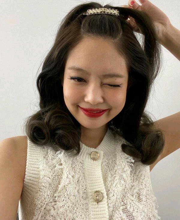jennie戴香奈儿皇冠成宠儿,烈焰红唇致敬赫本 ,猫系女神 !