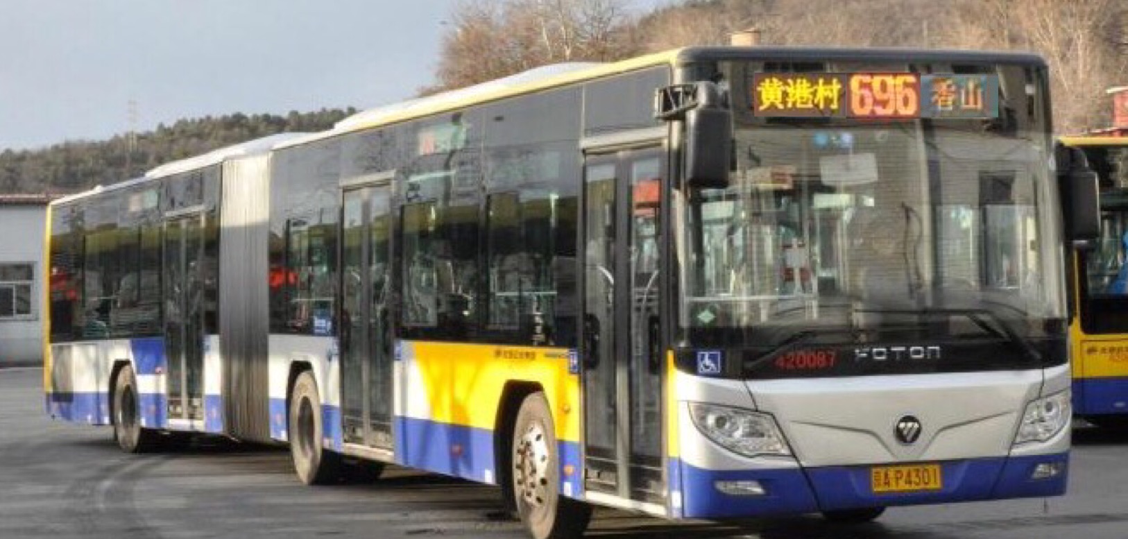 2015年9月16日,为削减线路重复,696路缩至芍药居公交场站,撤销香山至