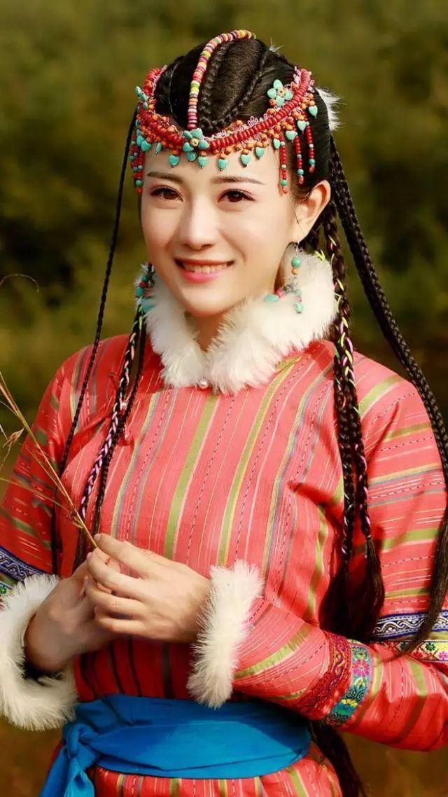 关于发髻   没有入关时的满族姑娘,在发型上和蒙古族姑娘类似, 都编发