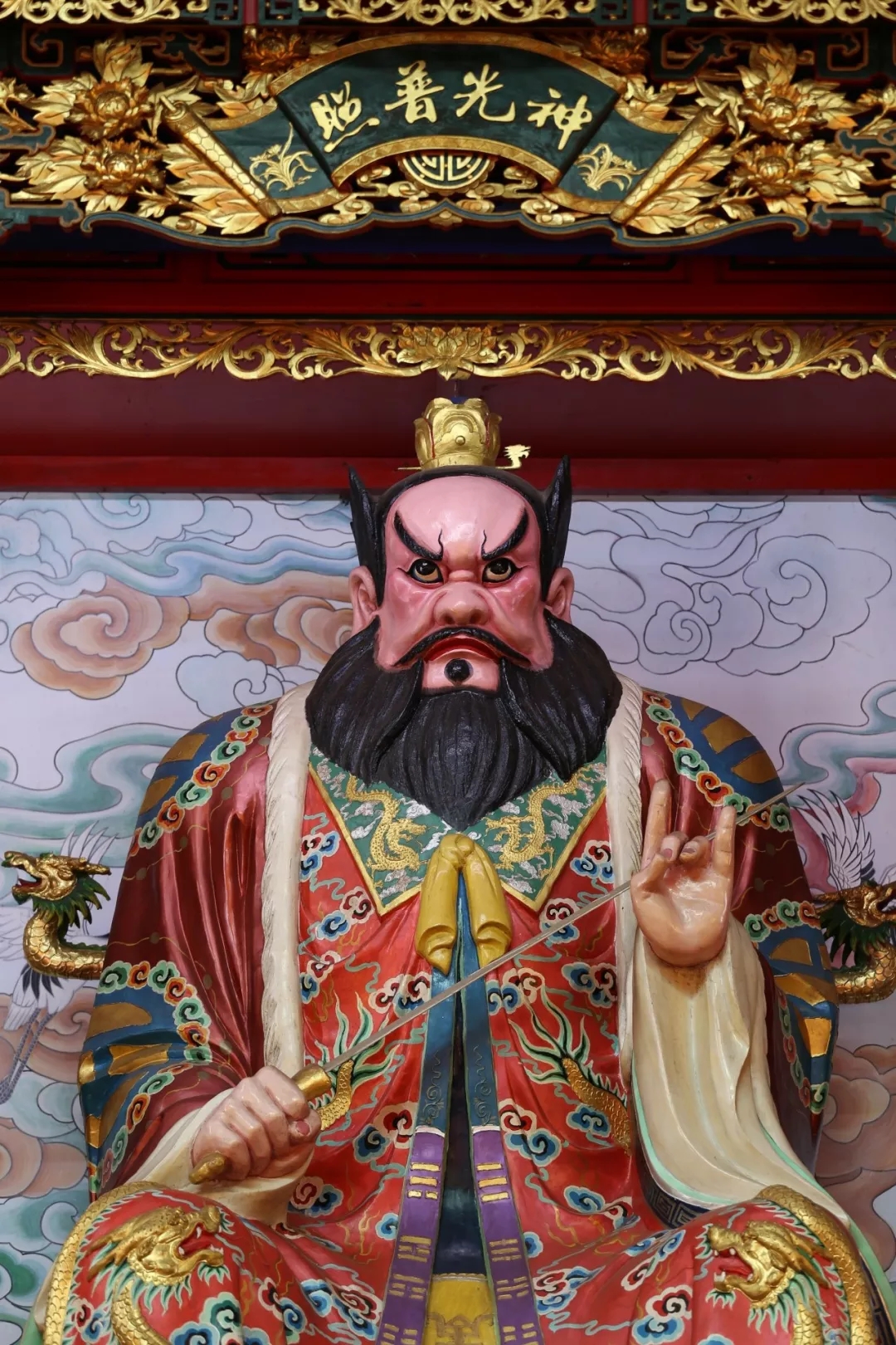 据载,汉安元年(142年),太上老君降临四川鹤鸣山,指派老祖天师"摄邪归