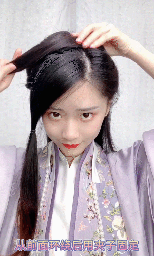 来看看分解动作~ 1 2 分一部分头发出来扎个小马尾 3 4 5 将辫子固定