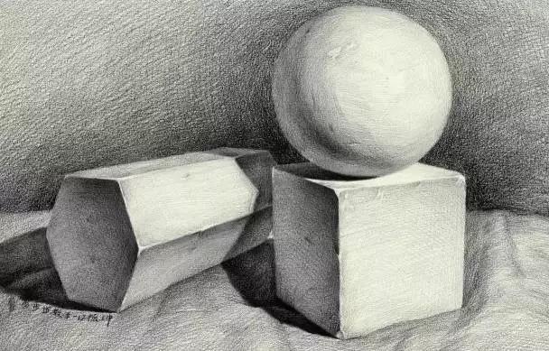 1,空间感要强 画面的空间是一幅好的静物素描画的关键所在,是指画面