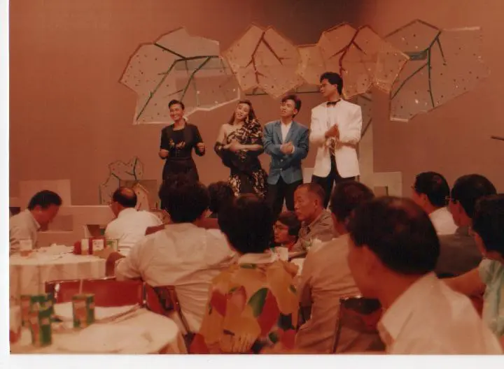 众多香港艺员也来献礼演出后台图。和陈晓旭合照的是金丽红 现在是出