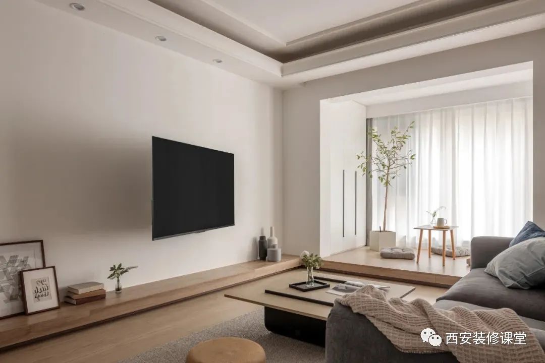 电视墙整体木质的悬空地台布局,与阳台地台融为一体,视觉上更有延伸