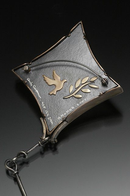 伟德bv1946官网-镌纹于器 抒怀于心 “铭心——20世纪胸针艺术”策展手记