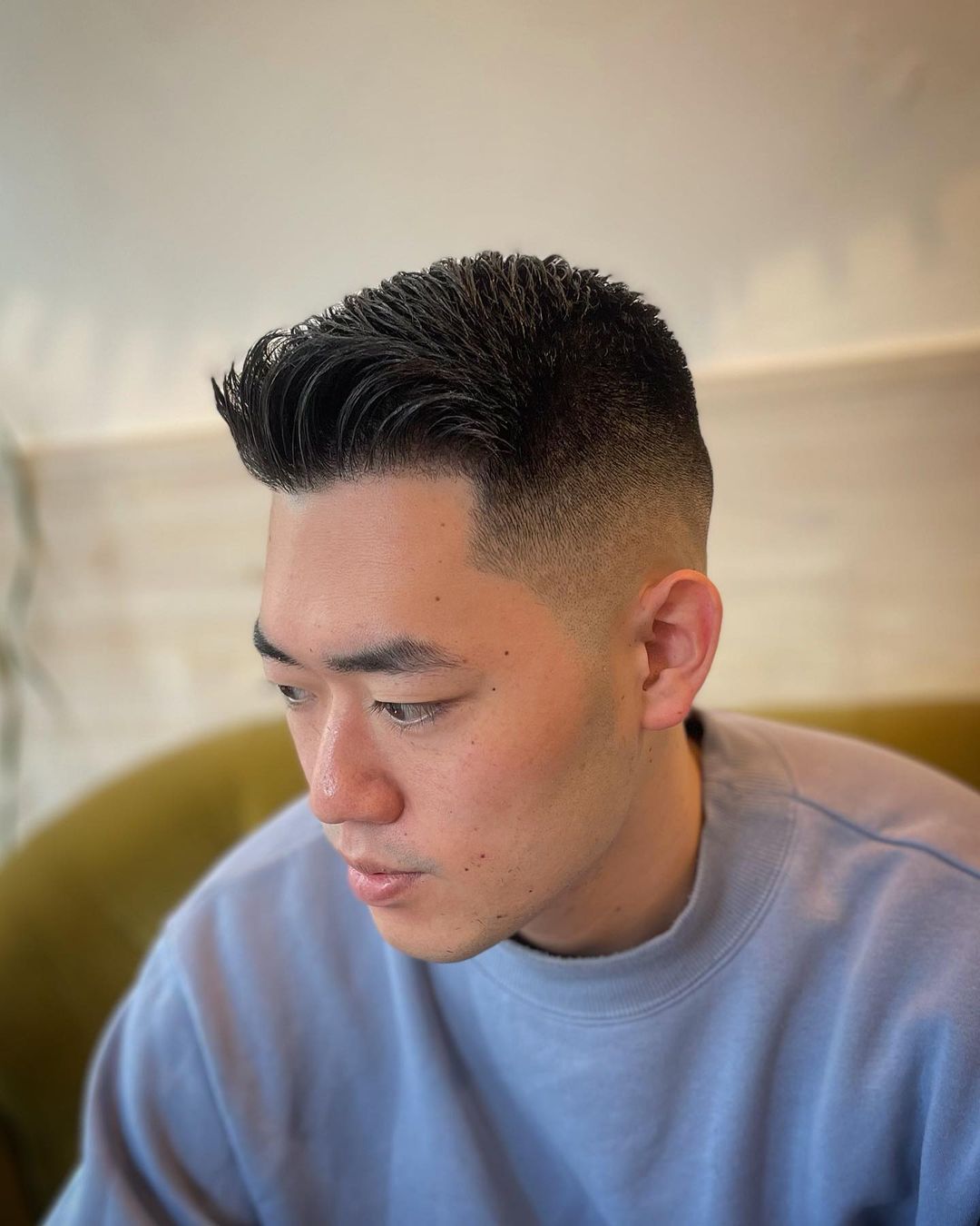 对于日常上班的商务男士来说,可以选择这种周边铲短的露额发型,稳重