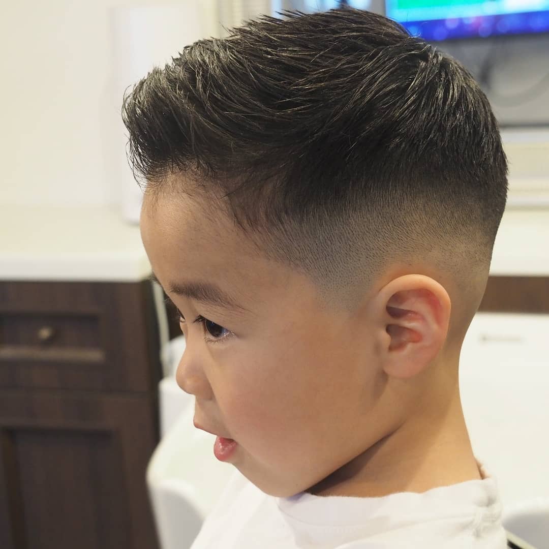 剪短发的小男孩还是比较多的,在侧面做一些线条或者图案的雕刻发型