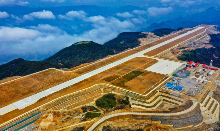 削平整座大山,中国又1超级工程完工!山顶建机场,难度堪比登天