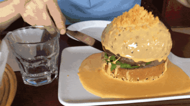 芝士拉丝像瀑布一样,99元的爆红牛肉汉堡你吃了吗?