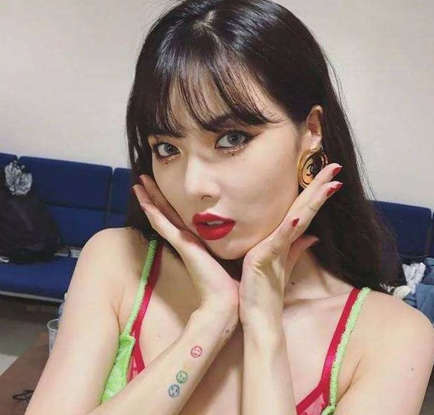 女爱豆晒"素颜照"遭嘲,网友:好像大妈.