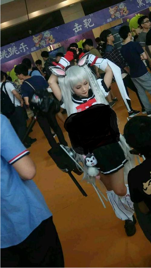 1萤火虫漫展cosplay裸露事件?