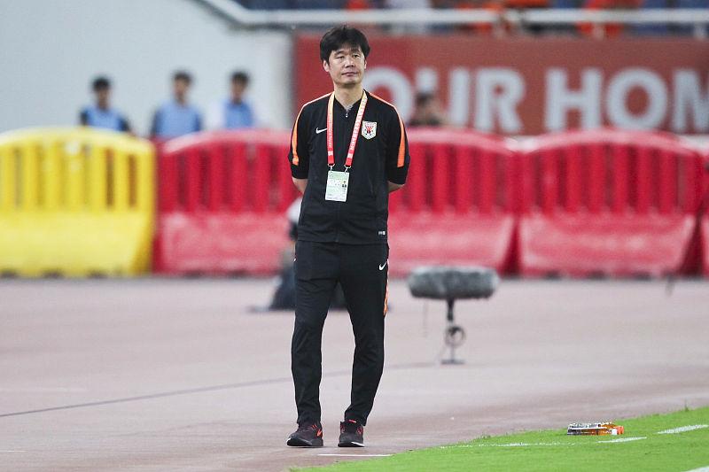 踢足球都会罗圈腿吗,踢足球都会罗圈腿吗女生