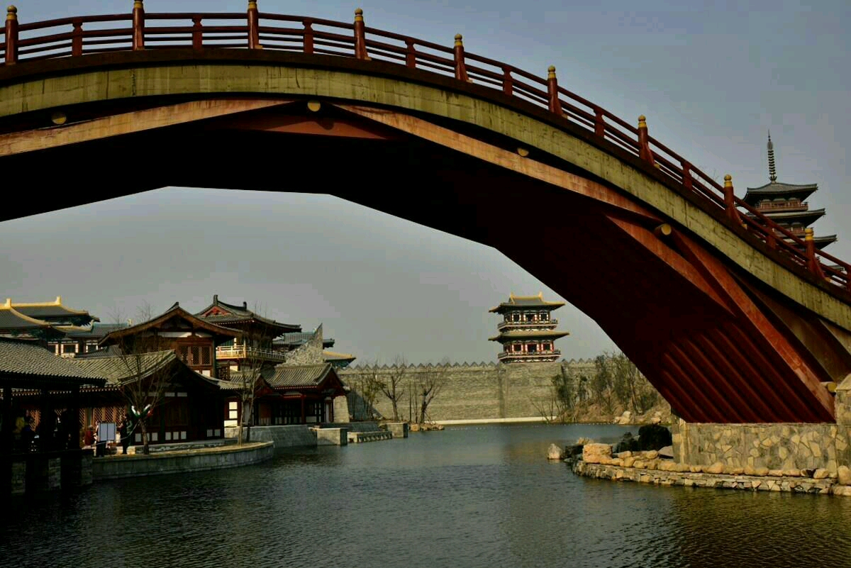 copy了清明上河图中的虹桥,这种叠梁拱是宋代发明的,不会出现在唐代