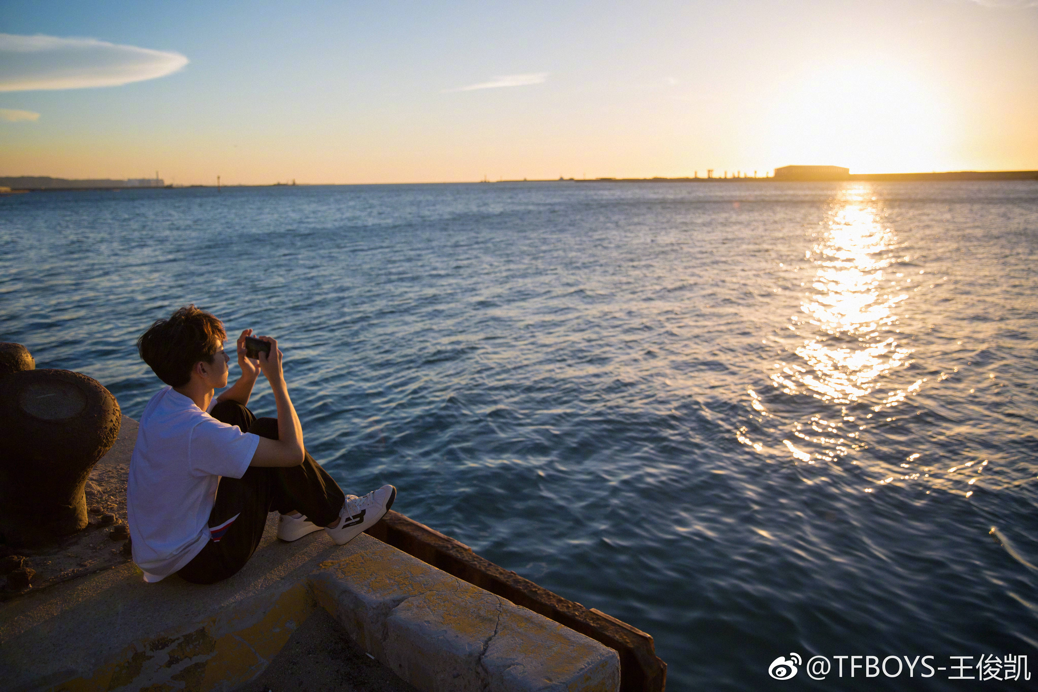 他一个人来到附近的海边