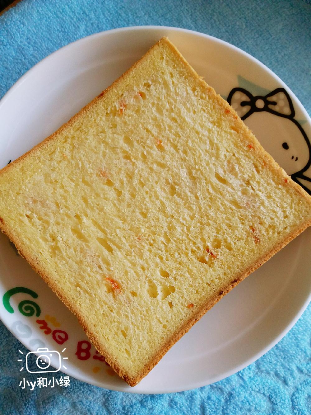 首先一片吐司面包.小可爱们可以准备自己喜欢的口味.